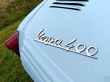 Photo d'un logo sur la carosserie d'une voiture bleu clair
