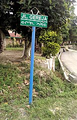 Penggunaan surat Batak pada papan nama jalan di Tuktuk