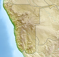 Mapa konturowa Namibii, u góry znajduje się owalna plamka nieco zaostrzona i wystająca na lewo w swoim dolnym rogu z opisem „Otjikoto”