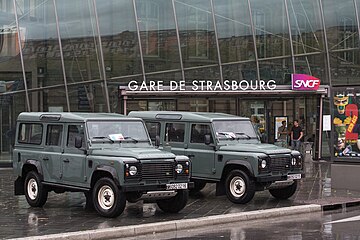 Véhicules militaires dans le cadre de Vigipirate devant la gare de Strasbourg, août 2013.