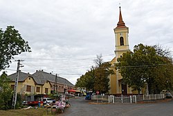 A faluközpont a községházával és a római katolikus templommal