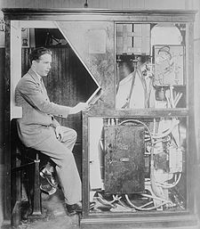 Vynálezce Anatol Josepho ve svém fotoautomatu Photomaton, asi 1927