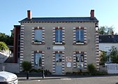 Photographie en couleurs de la façade d'un bâtiment à étage.