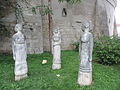 Frauenstatuen in den Frickhinger-Anlagen in Nördlingen