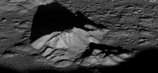 Kompleks puncak pusat Tycho, diambil pada waktu fajar (Bulan) oleh Lunar Reconnaissance Orbiter pada tahun 2011.