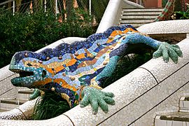 Une salamandre fantastique, un des symboles de Barcelone, décoré de trencadis.