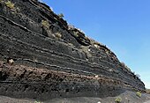 Odkryté vrstvy pyroklastik z různých erupcí u Pico de Badama na ostrově Gran Canaria.