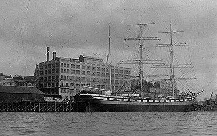 Trois-mâts Joinville amarré au quai Saint-Louis en mars 1902. Le voilier, construit par les Nouveaux chantiers nantais de Chantenay, est en instance de livraison à la Société des Long-Courriers Français, de Paris.