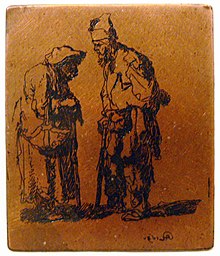 Photographie en couleurs. Sur une plaque de cuivre orangée, les creux encore encrés permettent de distinguer le dessin effectué : deux personnages âgés tournés l'un vers l'autre portent des guenilles.