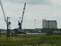 La zone portuaire avec ses deux grues de manutentions, sur la rive droite de la Charente et le silo de la SICA au second plan.