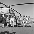 Arrivée des candidates de Miss Benelux dans un Sikorsky S-58 de la Sabena à Schéveningue (Pays-Bas) en 1962.