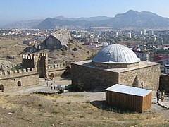 La forteresse avec Soudak à l'arrière-plan ; on aperçoit le temple à arcades église puis mosquée tatare (coupole) actuel musée.