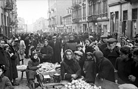 Vänster: Gångbro över Chlodnagatan, mellan gettos norra och södra del. Höger: Marknad i gettot, Smoczagatan, 1941.