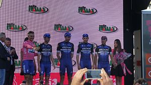 Mit fünf Etappensiegen, sechs Tagen im Maglia Rosa, dem Gewinn der Nachwuchs­wertung und dem Gewinn der Mannschaft­swertung Super Team verlief die Italien-Rundfahrt für Etixx-Quick Step außerordentlich erfolgreich.