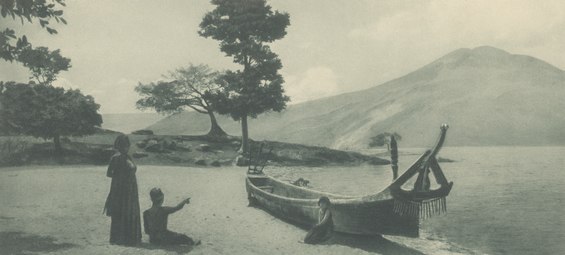 Solu di pantai di Danau Toba di Hutarajah di Samosir, dengan latar belakang Pusuk Buhit.