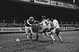 10/11/1979 AZ'67-Feyenoord 0-0. Aanvaller Kees Kist AZ'67), verdedigers Ivan Nielsen, Jan van Deinsen, en Michel van de Korput (allen Feyenoord) (v.l.n.r. Feyenoord eindigde in het seizoen 1979/1980 als vierde in de eredivisie achter Ajax, AZ'67 en PSV, maar won wel de KNVB-beker-finale (Feyenoord-Ajax 3-1).