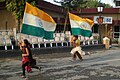 Barn spring med indiske flagg nær grensa til Pakistan.