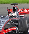 Räikkönen a McLaren MP4-21-es versenyautó volánja mögött.
