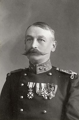 officieel portret kolonel Willem Josias Hendrik de Veer, vlak voor vertrek naar Albanië, 1913