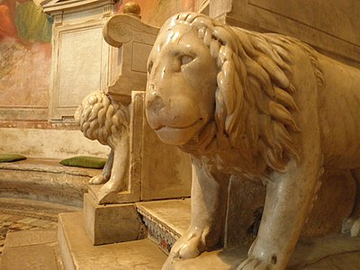 Detalhe dos leões no trono episcopal
