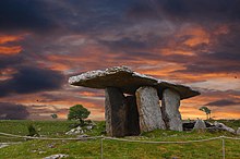 Ciel de couché de soleil retouché au-dessus du dolmen de Poulnabrone.