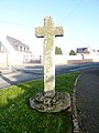 La croix de Lanvar, à socle circulaire mais à fût de section carrée (XVIe siècle probablement).