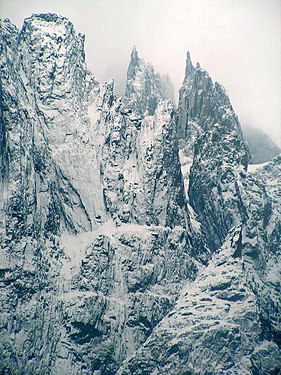 A diferència de la majoria dels altres cims de la zona, aquests pic de gairebé 2.000 m prop d'Aappilattoq és una glacera