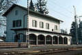 Das Empfangsgebäude des Bahnhofs Hammerau im April 1981