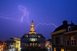 Lyn på himlen over Maastricht rådhus.