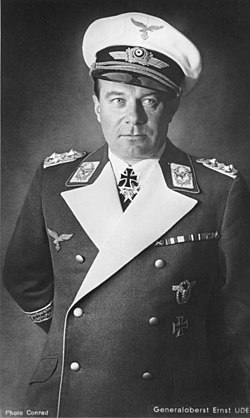 Ernst Udet v uniformě generálplukovníka na fotografii z roku 1940.
