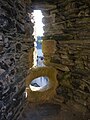 Canonnière ovale percée dans l'allège, château médiéval de Pouancé.