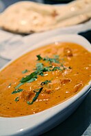 Gà Tikka Masala, phỏng theo món gà tikka của Ấn Độ và được gọi là "một món ăn quốc gia thực sự của Anh." Nó hiện là món ăn chủ đạo phổ biến trong các nhà hàng Ấn Độ trên toàn thế giới.[34]