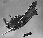 Vor 80 Jahren leiteten bei der Schlacht um Midway vom 4. bis zum 7. Juni 1942 die Douglas SBD Dauntless Sturzkampfbomber mit der Versenkung der japanischen Flugzeugträger Sōryū, Kaga, Akagi und Hiryū die Wende im Pazifikkrieg ein. (Bild einer Dauntless beim Bombenabwurf, ca. 1942) KW 23 (ab 5. Juni 2022)