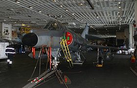 Un Super-Étendard dans le hangar aviation du porte-avions Charles de Gaulle.