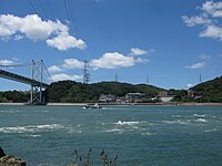 関門海峡越しに望む旧壇ノ浦（現在のみもすそ川公園付近）に、1歳の清張が下関市内で最初に住んだ街道沿いの家があった。「裏はすぐ海になっているので、家の裏の半分は石垣からはみ出て海に打った杭の上に載っていた」（「父の故郷」）。