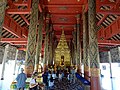 Intérieur du Wihan principal, ouvert de tous côtés, avec ses piliers décorés de lai kham, des motifs dorés sur laque noire