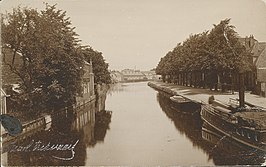 Haarlemmerweg gezien van de Haarlemmertrekvaartbrug naar het noorden. Rechts op de voorgrond het stoombootje van Plug naar Noordwijk