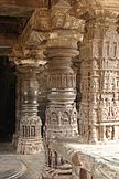 Okrašeni stebri v slogu Gadag v templju Sarasvati, tempeljski kompleks Trikutešvara v Gadagu