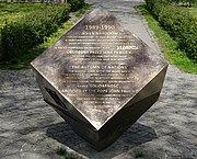 Pomnik-obelisk (sześcian) upamiętniający cztery wydarzenia o dziejowych znaczeniach