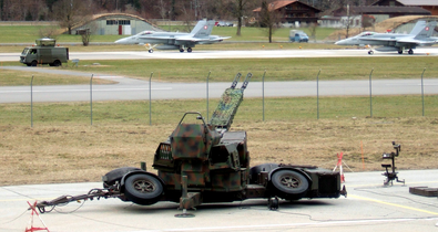 Un GDF-005 (Canon DCA 35 mm 63/90) des Forces aériennes suisses à la base aérienne de Meiringen (en) (2008).