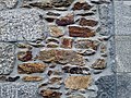 Exemple de mur polylithique, associant le granite de l'Aber-Ildut, l'orthogneiss et la kersantite de Brest[16].