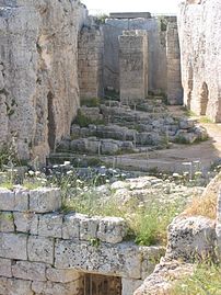 Uno dei fossati del castello Eurialo. Sullo sfondo sono visibili i resti di un ponte levatoio.