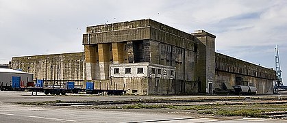 La base sous-marine, vue nord-est.