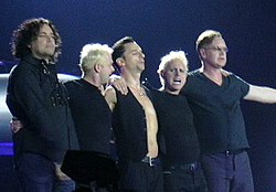 Depeche Mode esiintymässä Barcelonassa vuonna 2006.