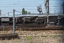 Le dessous de la voiture no 4 couchée sur les rails.