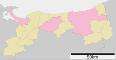 Mapa konturowa prefektury Tottori, blisko centrum u góry znajduje się punkt z opisem „Kurayoshi”