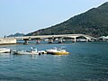 御所浦島と牧島を結ぶ中瀬戸橋（奥が御所浦島）