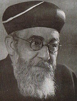 הרב בן ציון מאיר חי עוזיאל ב-1945