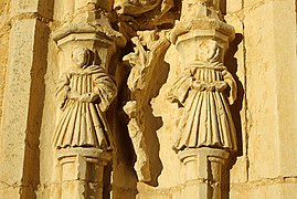 Ornamentación de imágenes de monjes en las columnas de la portada oeste de la iglesia.