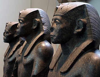 3 beelden van Senoeseret III in profiel British Museum
